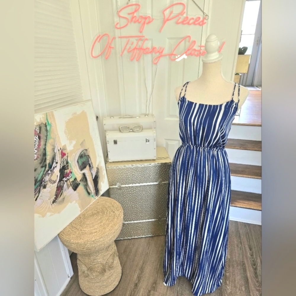 STUNNING NAVY & WHITE STRIPED MAXI DRESS 💙🤍